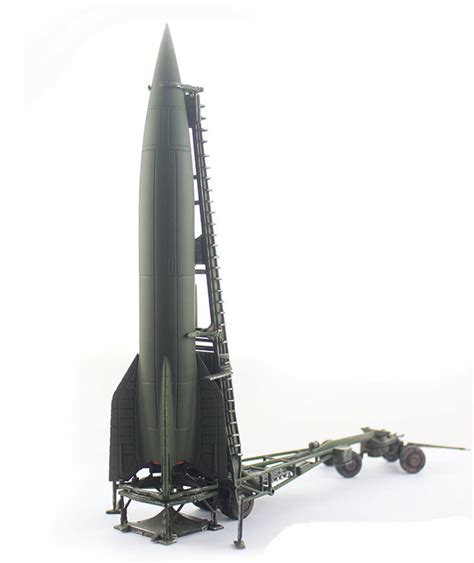 Wieviel rakete steckt in dir? V2 Rakete oliv mit Launch Trailer - Warbirdmodelle