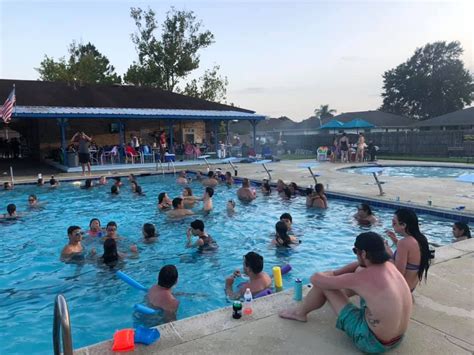 About Woodlake Swim And Tennis Club
