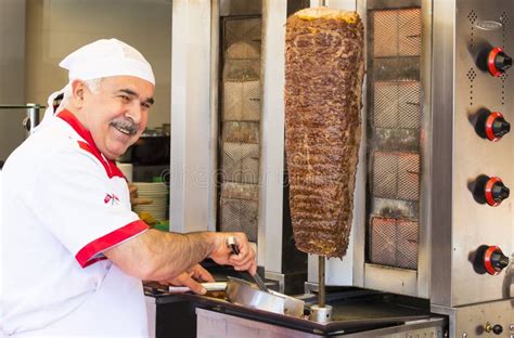 L homme Fait Cuire Le Chiche kebab Turc De Viande à Un Café De Rue Photo stock éditorial Image