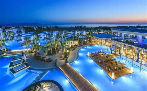 12 Best Resorts In Greece That Make You Feel Like Royalty