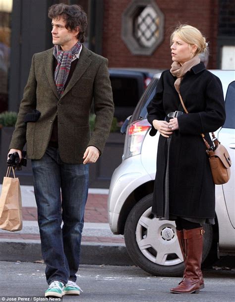 Pregnant Claire Danes Steps Out With Husband Hugh Dancy Daily Mail Online