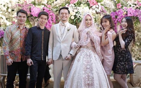 Dalam video yang diunggah pada kanal youtube taulany tv tersebut, andre memberikan beberapa pertanyaan secara langsung kepada billar. Hadiri Pernikahan Anisa Rahma, Jessyca Auryn Sudah Nunggu ...