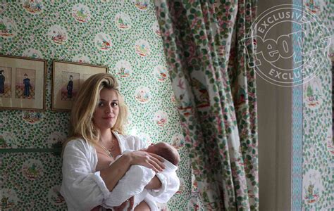 Daphne Oz Shares Photos Of 4 Week Old Daughter