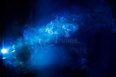 Colore Blu Del Fumo Del Fondo Confuso Dell Estratto Sulla Notte Nera