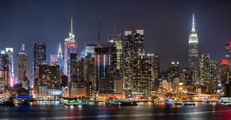 Soak up three floors of indoor and outdoor viewing areas and admire the big apple's popular landmarks, such as one world trade center, the empire. New York City: Skyline-Tour bei Nacht | GetYourGuide