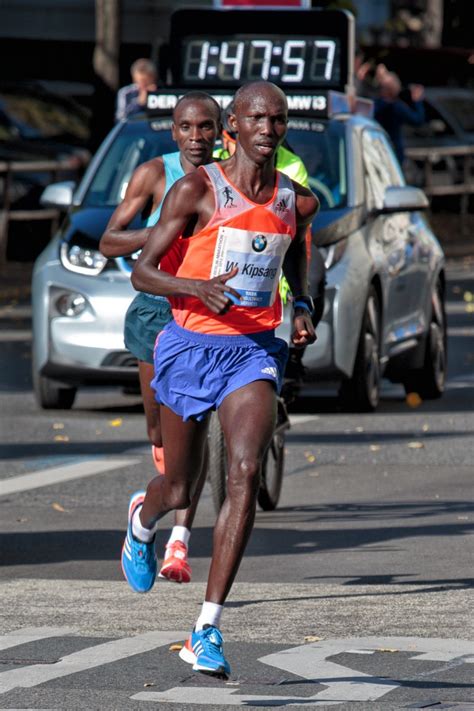Kipchoges weltrekord ist einer mit ankündigung. Marathon Sensation: Neuer Weltrekord in unter 2 Stunden