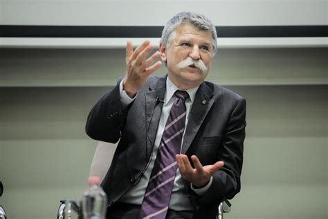 Szerintem a ficsúr jelző kimondása nem egyenlő az ország szétlopásával, amiért viszont, egy forint büntetés sem jár. Kövér: A Fidesz volt az első ellenzéki politikai szervezet ...