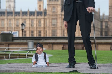 Worlds Tallest And Shortest Men Met Irish Mirror Online