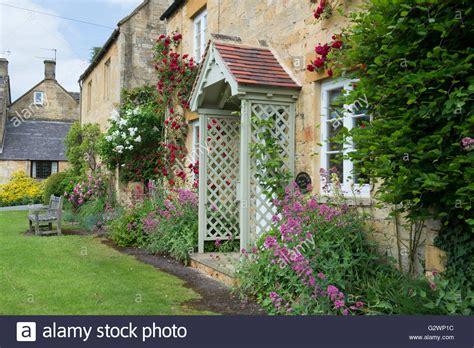 Climbing Rose Around Front Door Hi Res Stock Photography And Images Alamy