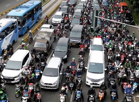 Indonesias Notorious Traffic Jam Forces President To Walk Arab News