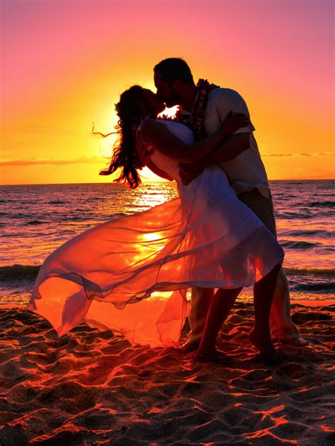 Maui Sunsets Make The Best Beach Wedding Photos Romantic Beach