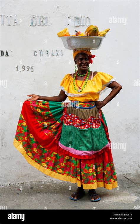 Una Mujer Vestida Con Un Traje Tradicional De Colombia Bogotá