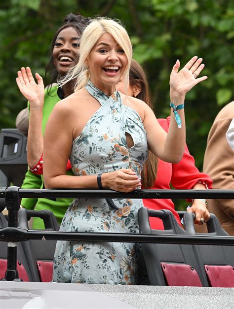 Holly Willoughby Is Such A Fucking Sexy Milf Make Me Cum To Her Rjerkofftoceleb