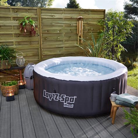 Spa Gonflable Dans Une Cave Hot Tub Garden Hot Tub Backyard Backyard Patio Hot Tub Privacy