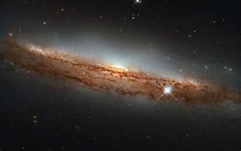 Hubble Mostra Galáxia Espiral Quase Em Perfil