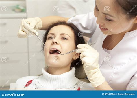 Conceito Do Stomatology Dentista Com Espelho Que Verifica A Menina
