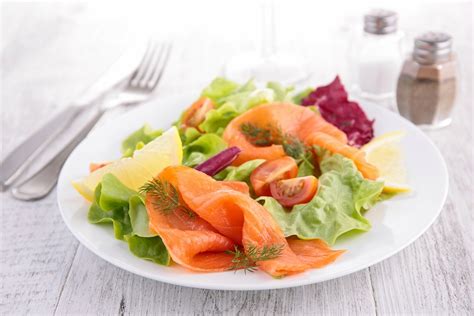 This peppery smoked salmon salad recipe with juicy clementines is an ideal starter for christmas day. Smoked Salmon salad with lemon dressing - The John Ross Jr Blog