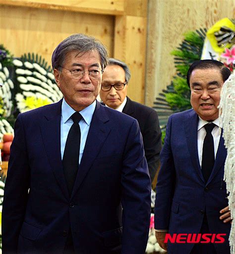 유튜브채널 '가로세로 연구소' (이하 가세연)가 김준희 남편과 관련한 폭로를 예고한 가운데, 김준희가 자신의 sns 계정을 비공개로 전환했다. 문재인 오전엔 인천, 오후엔 광주... 광폭 조문 행보-국민일보