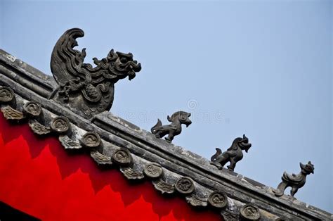Statue Of Dragons On The Roof Of Chinese Temple Stock Image Image Of
