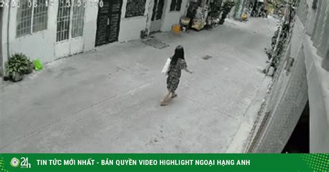 Camera Ghi Cảnh Người Phụ Nữ Bị Giật Túi Xách Trong 1 Giây ở Tphcm