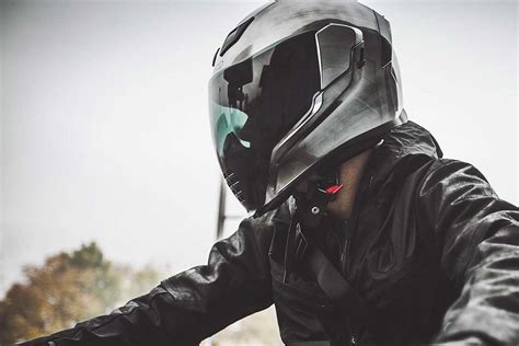 There is a large vent in the chin with an interesting choice from icon to have the visor come down to the chin. Riding Gear - Icon Airflite Quicksilver Helmet | Return of ...