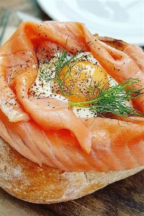 This scrambled aggs and smoked salmon breakfast tastes simply delicious and is sure to impress your guests. Smoked Salmon #BreakfastInBread #brunch | Brunch, Food, Smoked salmon