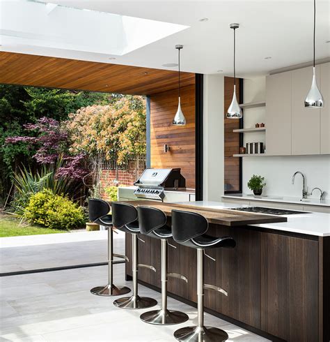 Choose from italian, asian, american and southwestern cuisines. The breakfast bar and kitchen with views of the garden - A ...