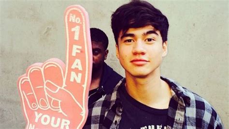 5 seconds of summer s calum hood admits to naked photos entertainment tonight