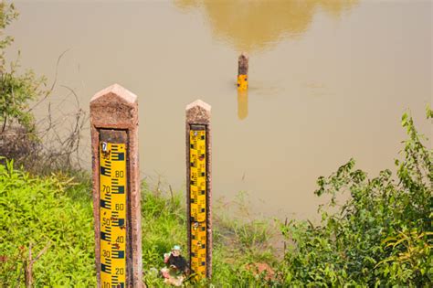 Pengukur Ketinggian Air Di Sungai Untuk Memperingatkan Jumlah Dan