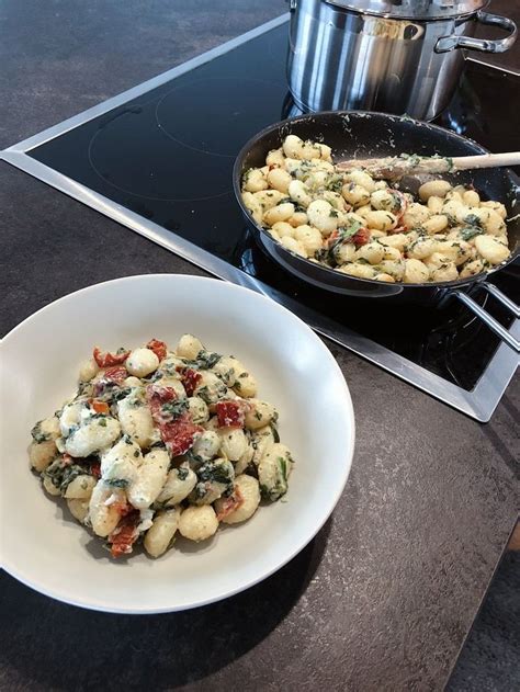 Gnocchi mit Spinat Tomaten Feta trackingmona