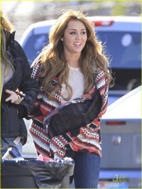 Estrellas Y Musica Miley Cyrus En El Set De So Undercover