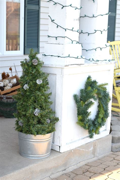 Here is how i created my topiary trees on our front porch. How To Build Christmas Topiary from A Tomato Cage