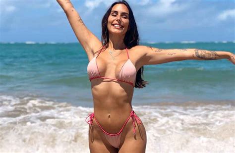 Stephanie Viegas Esbanja Boa Forma Na Praia Usando Biquíni Minimalista