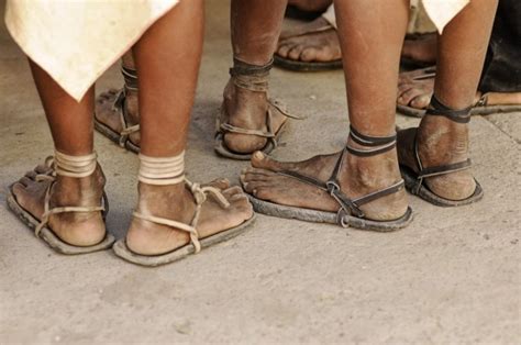 harvard professor explains how the tarahumara run so well in those sandals
