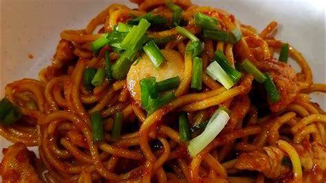 Mie goreng (sometimes spelt 'mi goreng') is a really simple dish that only takes a few minutes to make. Mee Goreng Basah - YouTube