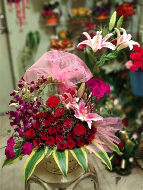 Anniversaries are a special day just for you and your romantic partner, a time to reflect on the or consider the traditional first anniversary flower bouquet of frilly carnations. Flowers on Anniversary Woo the Loved Ones | Flower ...