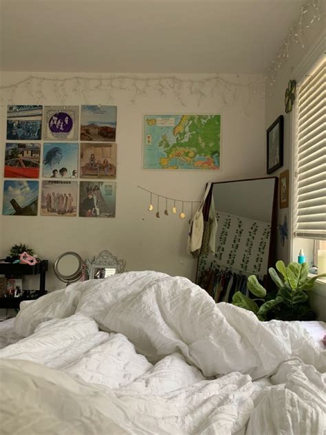 Whether it's your freshman year or not these ideas for girls bedroom decorations, organizing, color schemes, space saving, minimalist, cute, designs pictures for you and your roommate. pic inspo - bedroom in 2020 | Room inspo, Apartment room ...