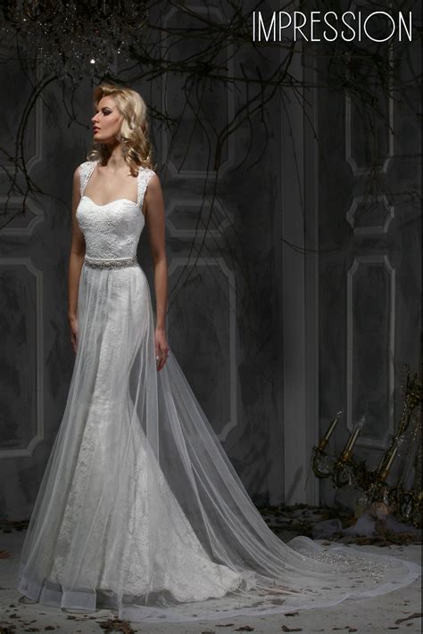 This Dreamy Trumpet Silhouette Lace Bridal Gown Has A Modified