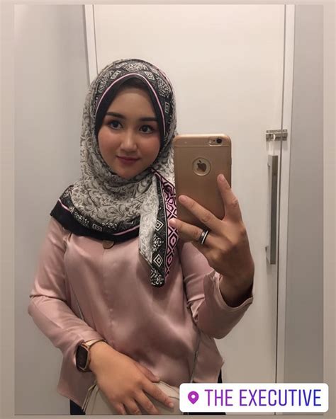 Gambar Mungkin Berisi 1 Orang Telepon Dan Selfie Hijab Instagram