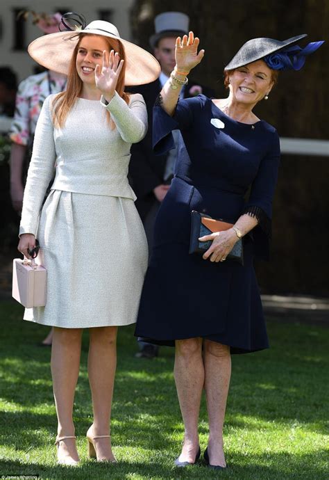 Sarah duchesse dYork profonde révérence à Elizabeth II à Ascot