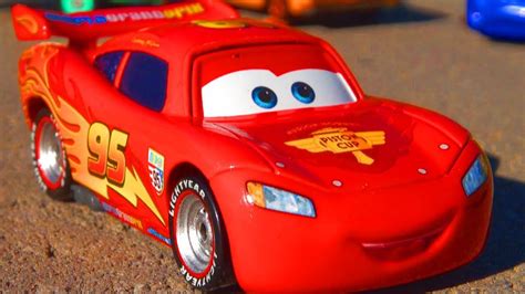 Disney Cars 2 Lightning Mcqueen Travel Wheels Exclusive