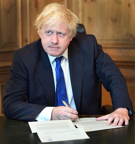 Boris Johnson Criticized for Posing With Resignation Letter - The New ...
