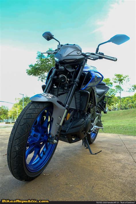 Secara tampilan makin garang dan keren. 2020-yamaha-mt-25-review-test-ride-price-malaysia-250cc-13 ...