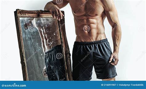 Corpo Muscolare Sexy Allo Specchio Ragazzo Con Un Corpo Atletico Muscolare Sexy Con Busto Nudo