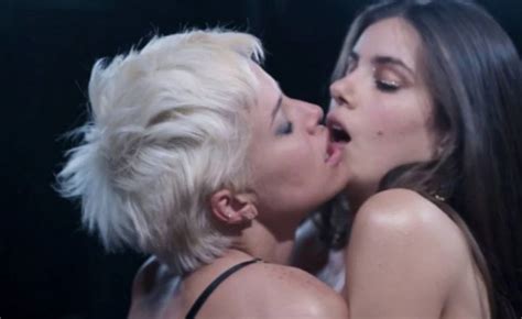 Camila Queiroz e Agatha Moreira protagonizam cena de sexo em Verdades Secretas Super Rádio