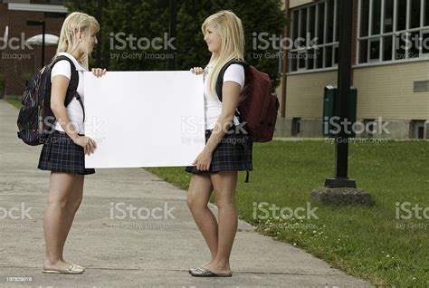 Dos Camas Con Dosel De Niña En Edad Escolar Escuela Yardas Foto De