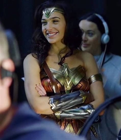 Gal Gadot On The Set Wonder Woman Diana Mulher Maravilha Gal Gadot