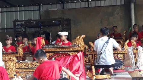 Gamelan bali tentu memiliki ciri khas dibanding dengan. Belajar gamelan alat musik tradisional Bali - YouTube