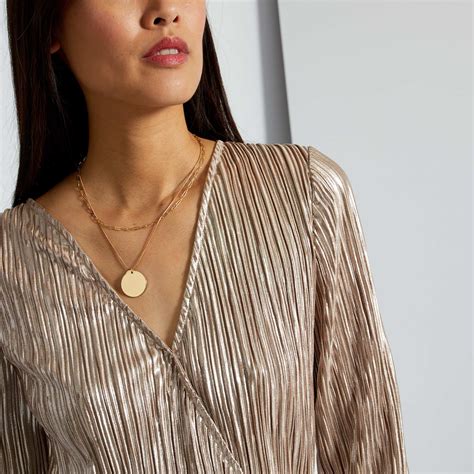 Une fantaisie métallisée, un talon recouvert aspect bois, ces sandales vont faire des envieuses. Robe plissée métallisée femme - beige métallisé - Kiabi ...