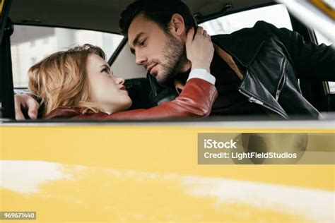 아름 다운 세련 된 젊은 부부 포옹 하 고 차에서 서로 보고 가죽에 대한 스톡 사진 및 기타 이미지 가죽 가죽 재킷 고풍스런 Istock